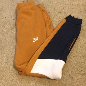 Nike Outfit: zip up hoodie and sweatpants
